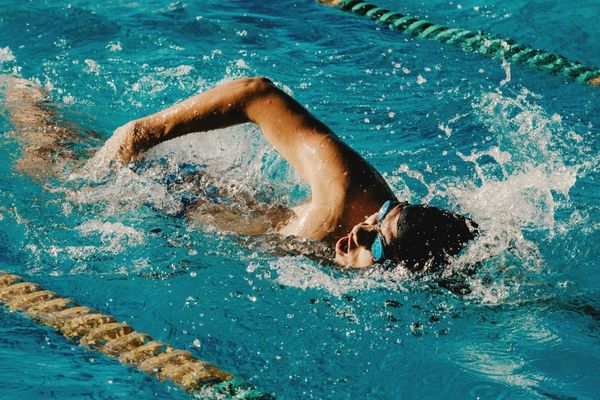 Để nước vào tai khi bơi cũng là nguyên nhân ảnh hưởng đến thính giác